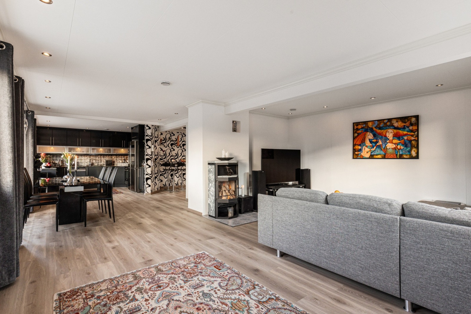 Gjennomgående for boligen er store, lyse romslige rom Galleribilde