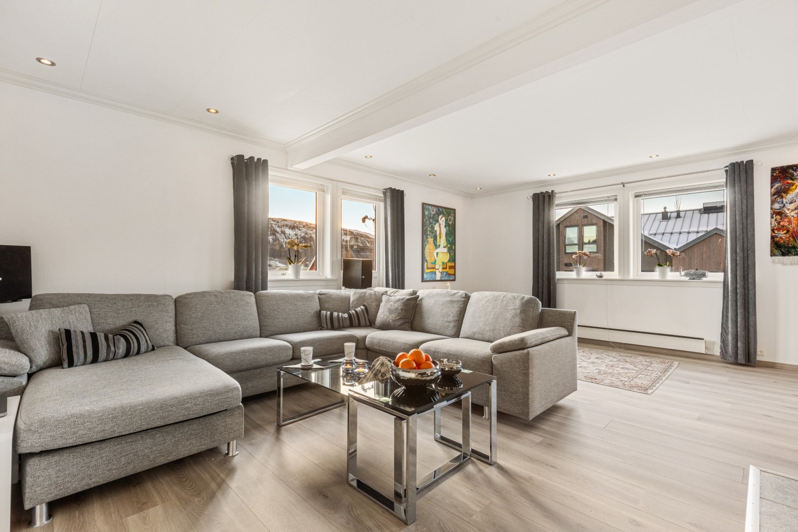 Boligen strekker seg over tre innholdsrike plan Galleribilde