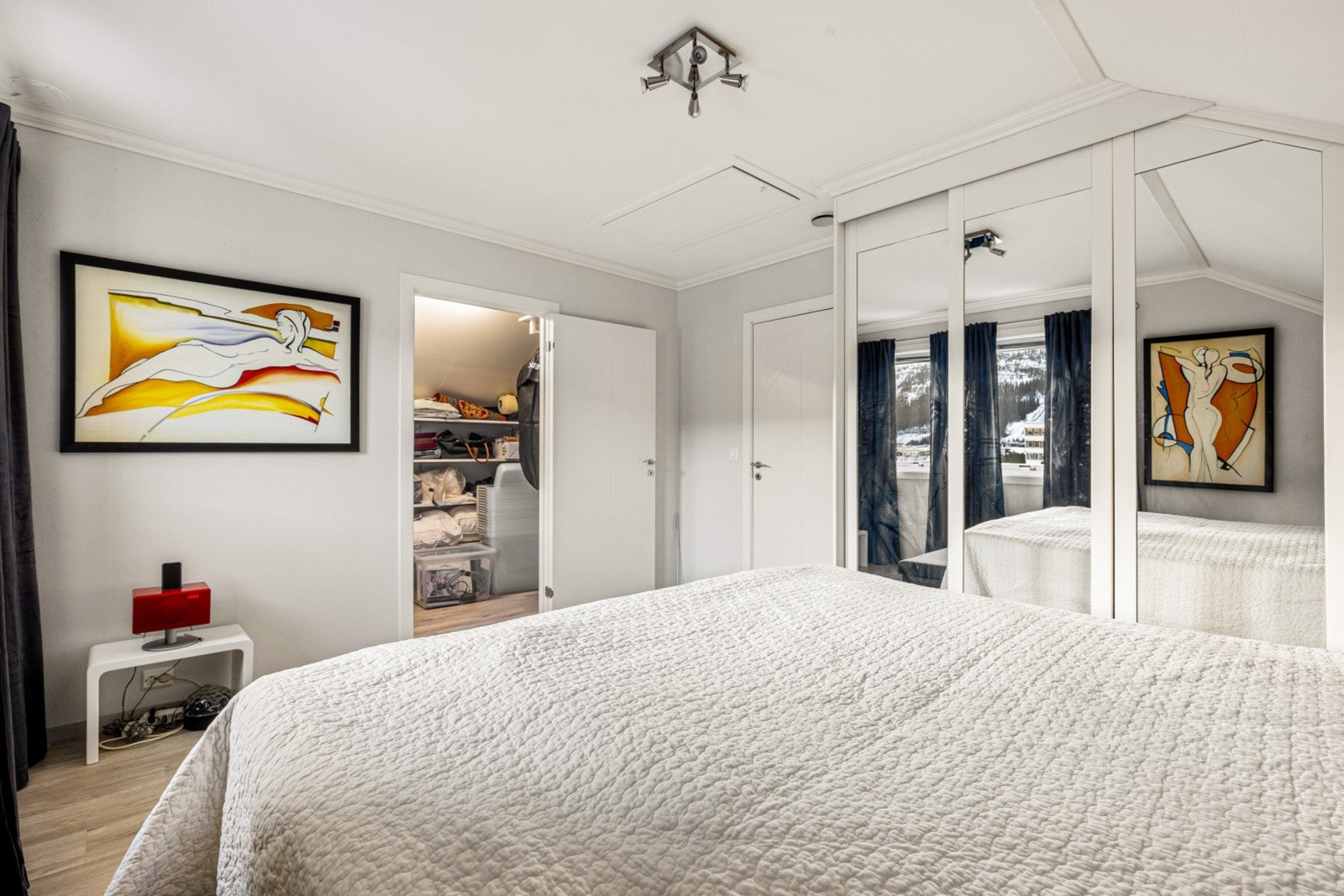 Alle rommene får godt med naturlig lys inn fra store vindusflater Galleribilde