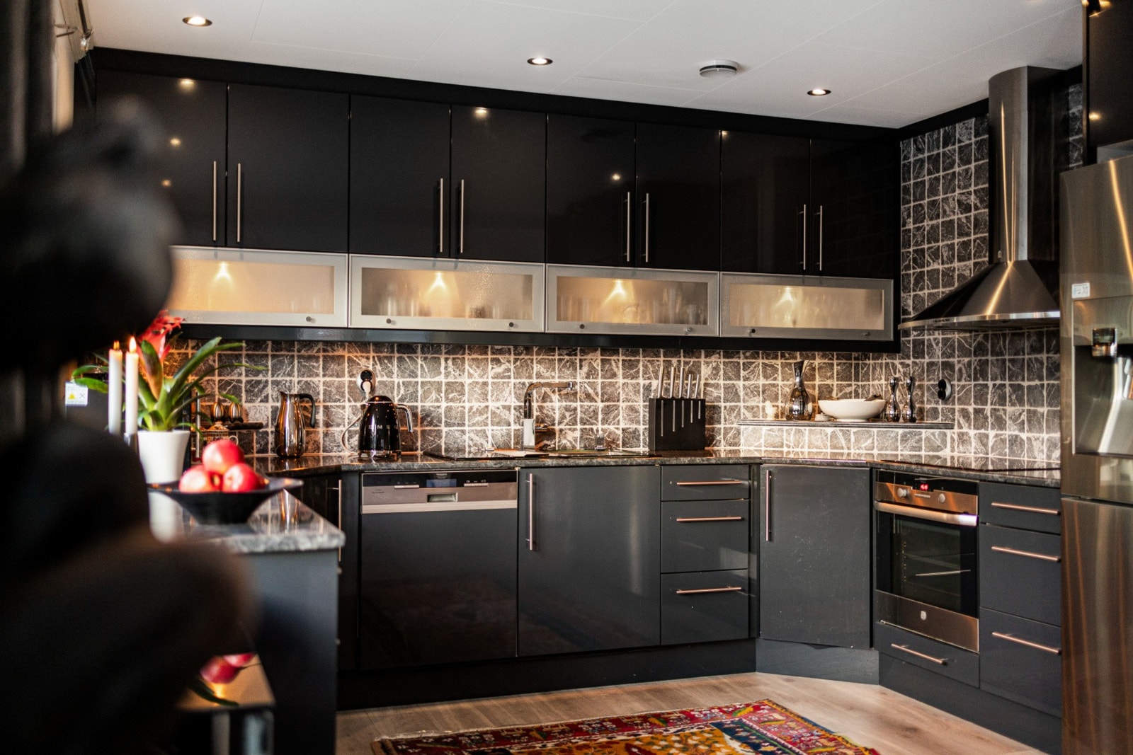 Lekkert kjøkken med mye skap- og benkeplass Galleribilde