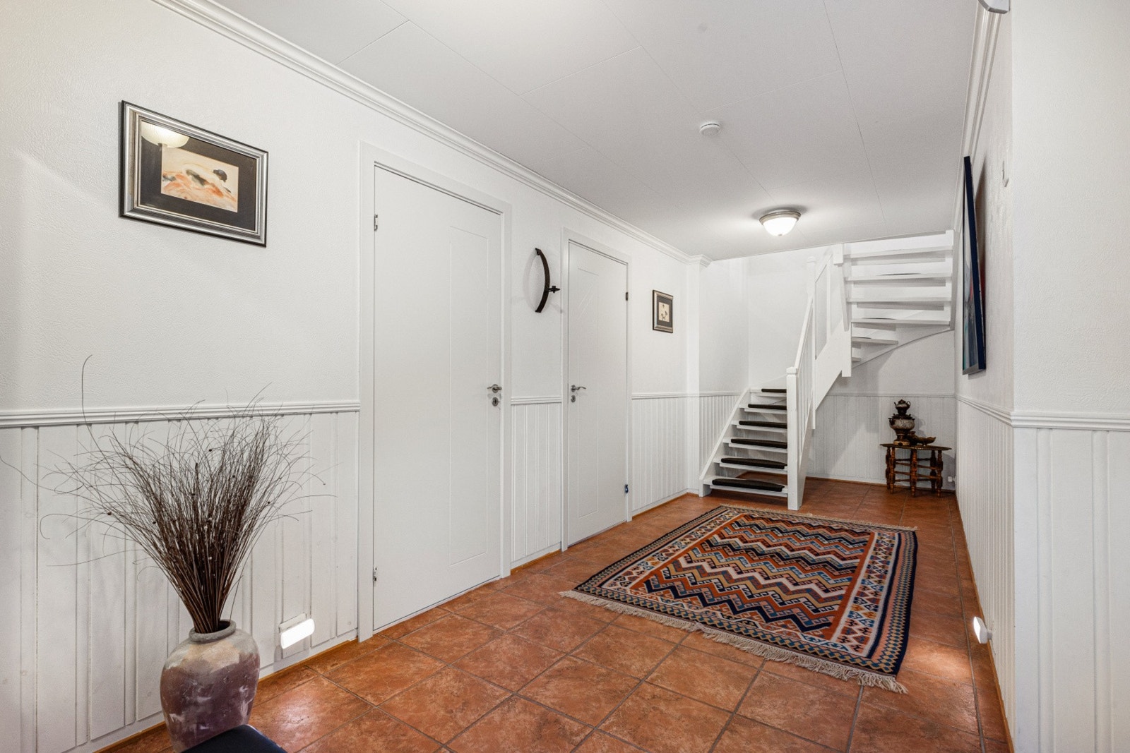 Lys og innbydende entré hvor du enkelt kan henge fra deg yttertøyet Galleribilde