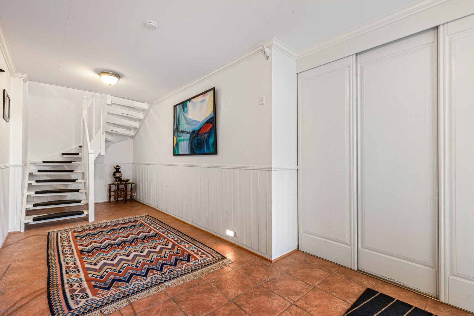 God plass for oppbevaring av ytterklærne i skyvedørsgarderobe i entreen Galleribilde