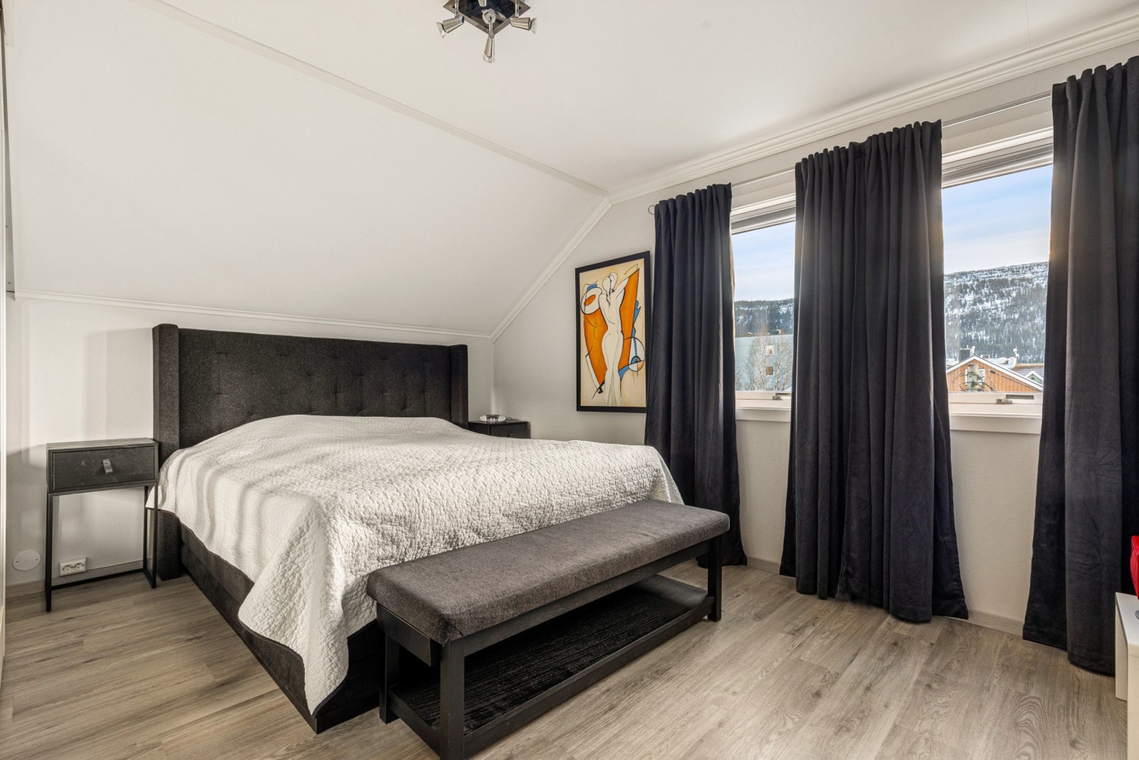 Hovedsoverommet er romslig og har god plass til dobbeltseng, nattbord og garderobeløsning Galleribilde
