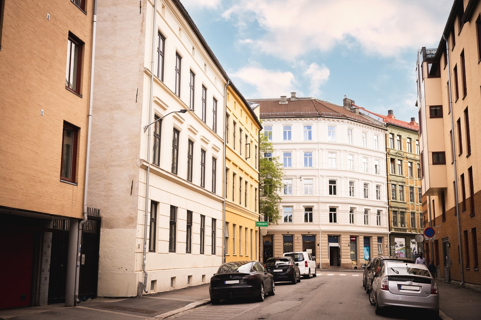 Tøyen er et pulserende og attraktivt boområde i bydel Gamle Oslo, kjent for sitt mangfoldige nabolag og urbane livsstil. Galleribilde