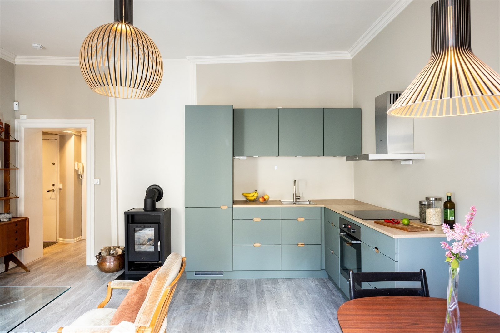 Velkommen til en lys og gjennomgående leilighet med lekre klassiske detaljer. Galleribilde