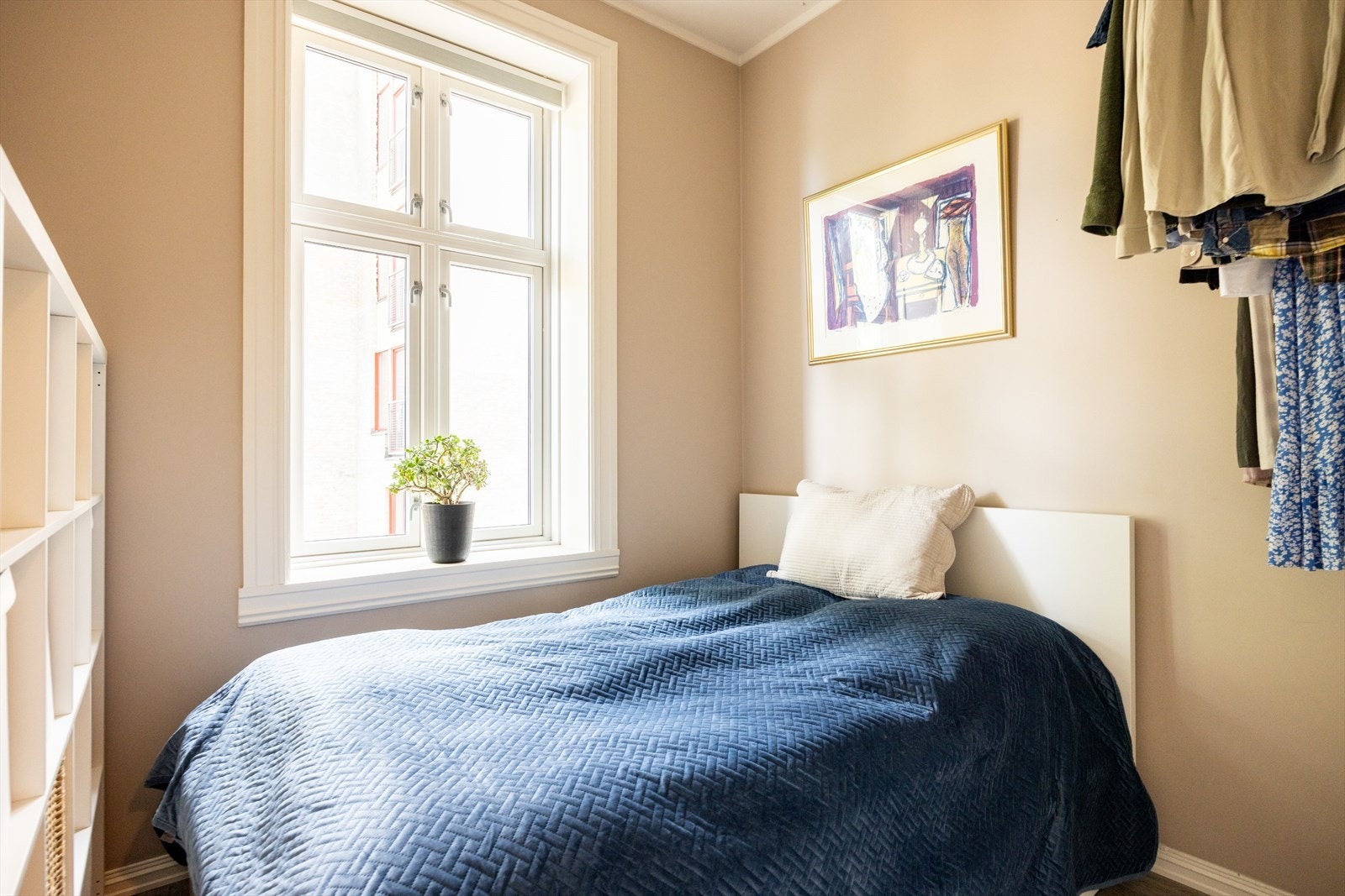 Hovedsoverom med god plass til seng, nattbord og annet ønskelig møblement. Galleribilde