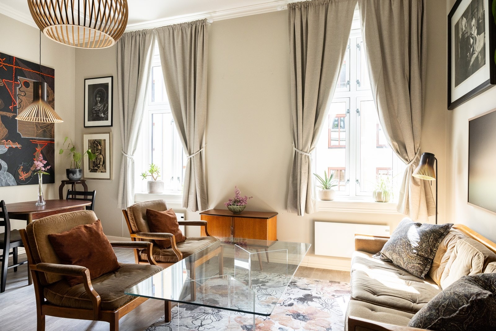 De store vindusflatene sørger for godt lysinnslipp til stuen. Galleribilde