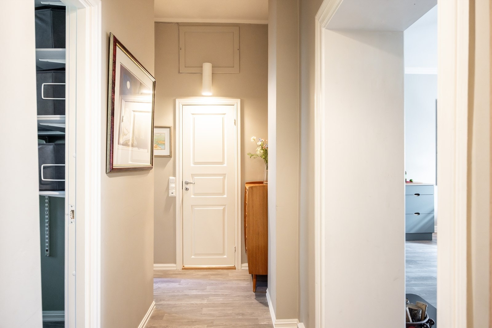 Gangen fører til samtlige av leilighetens rom. Galleribilde