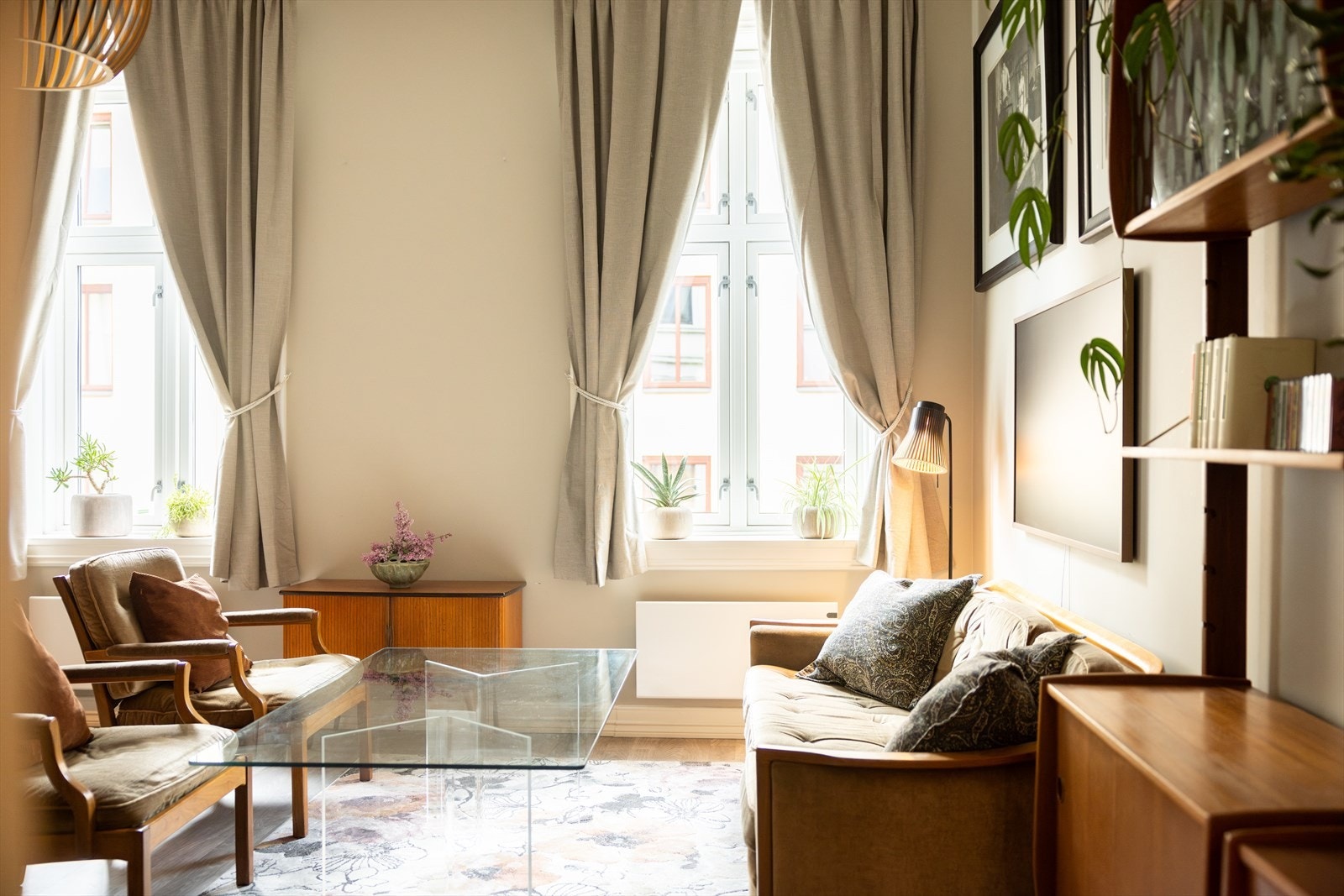 Klassiske detaljer som dype karmer, rosett og ekstra god takhøyde. Galleribilde