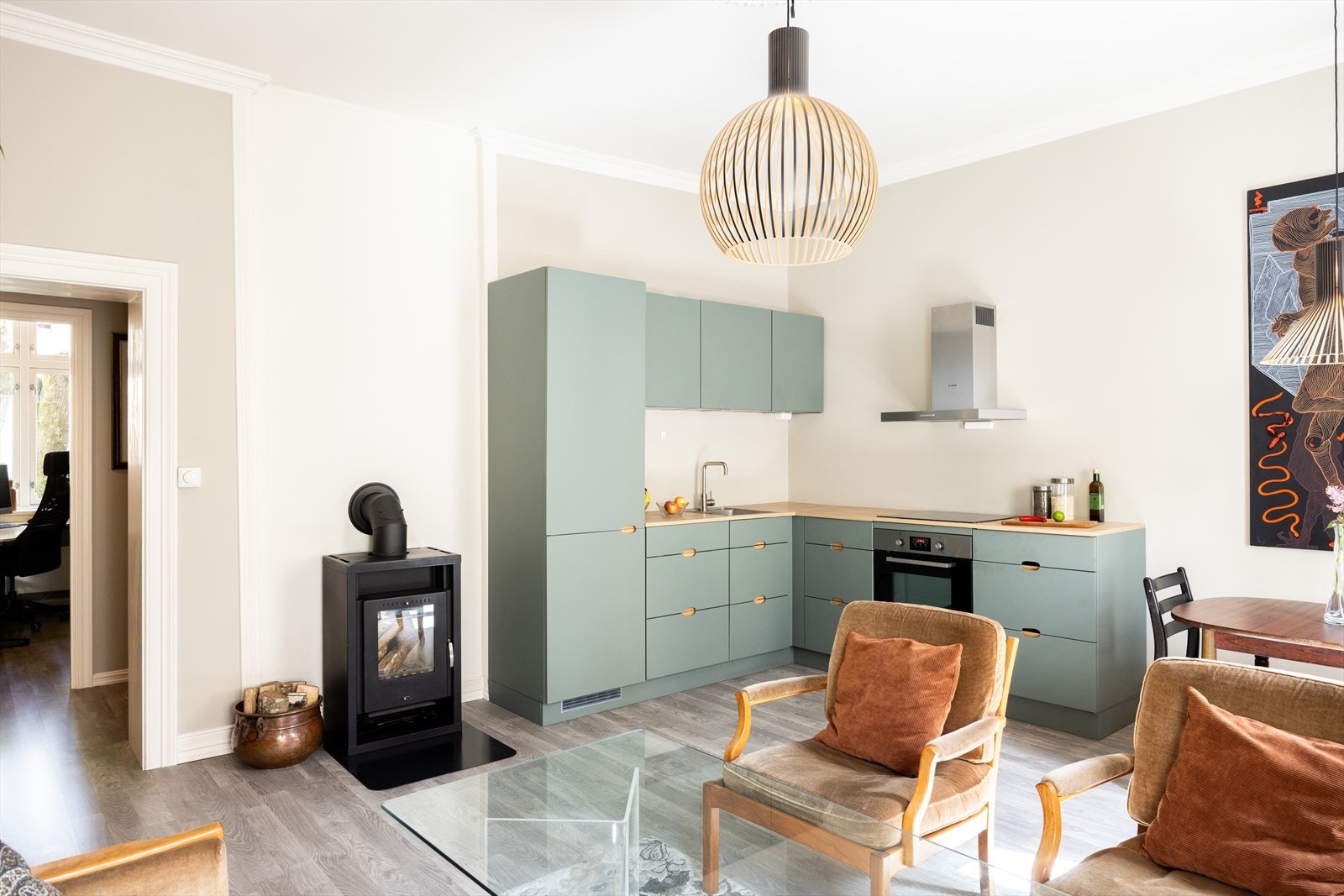 Pent kjøkken med integrerte hvitevarer. Galleribilde