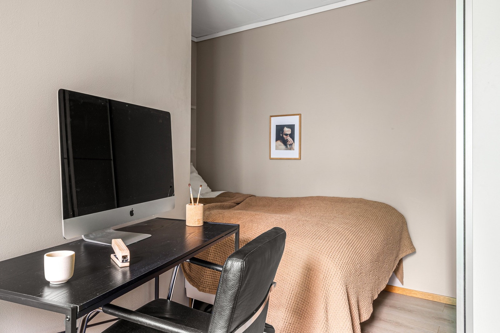Trivelig soverom med plass til stor seng. Galleribilde