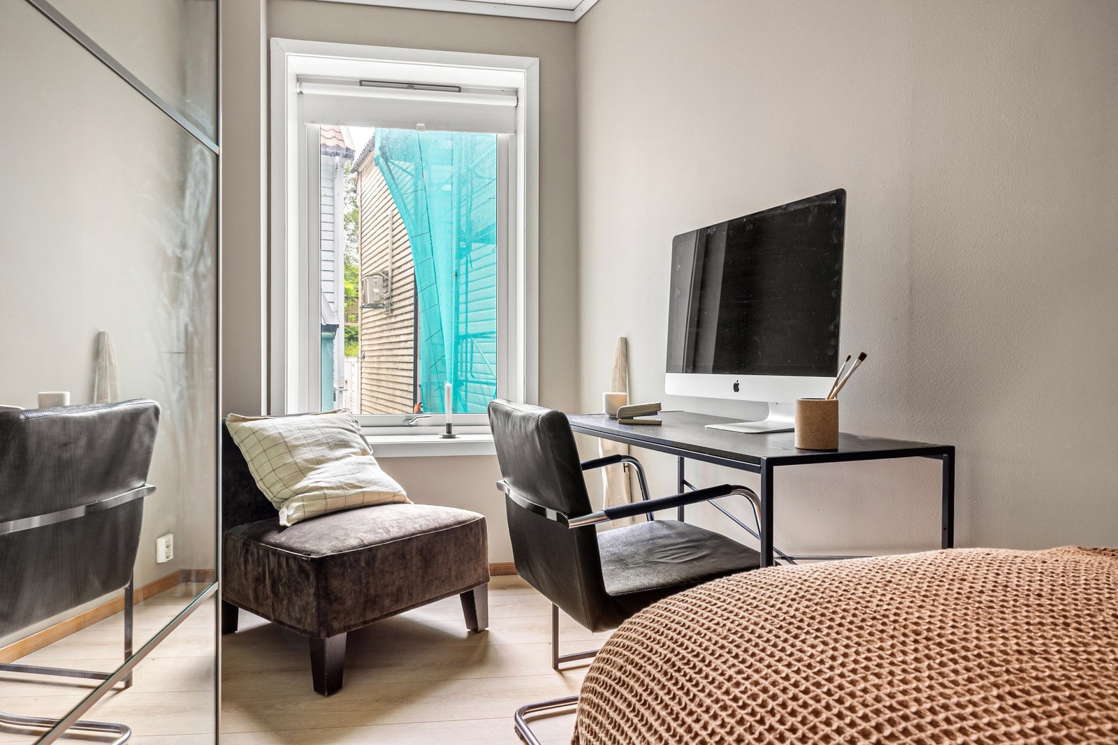 Man kan også innrede med kontorløsning, i tillegg til at det er god plass i medfølgende garderobeskap. Galleribilde