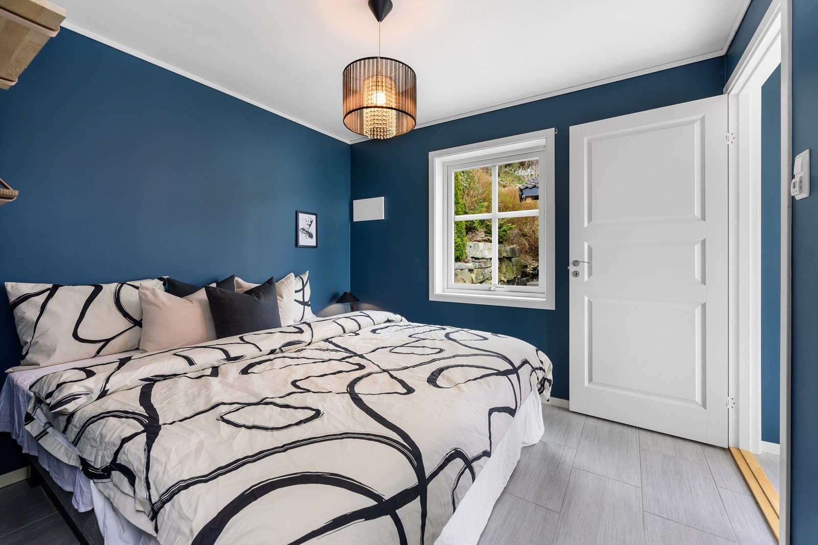 Soverom (gang på byggetegninger) med god plass til dobbeltseng. Fra rommet er det direkte adkomst til stor bod på 11,1 m² Galleribilde