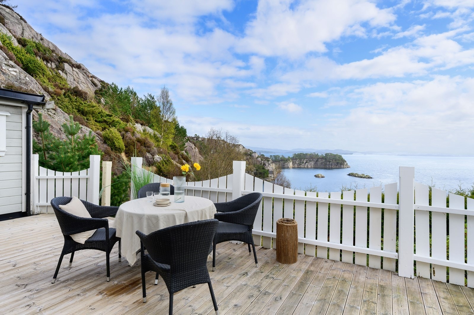Terrasse på nivået nede ved kontoret. Nydelig sted å nyte morgensolen Galleribilde