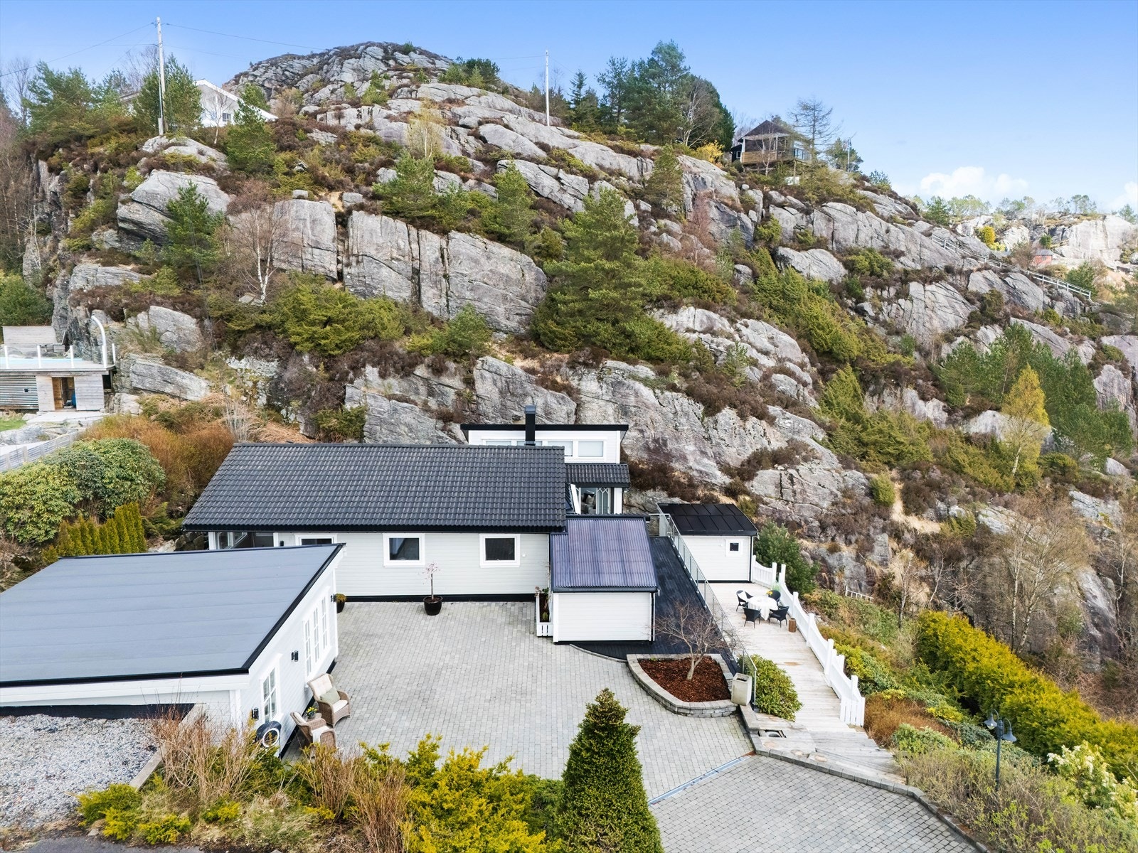 Eiendommen er også bebygget med en separat kontorbygning/bod, ett nivå ned fra selve hytten Galleribilde