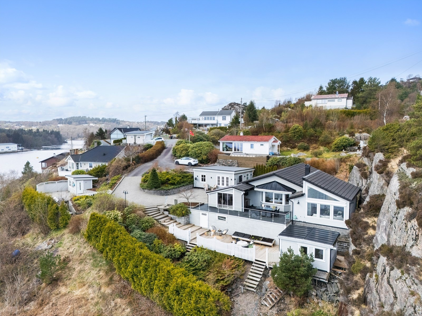 God biloppstillingsplass utenfor hytten Galleribilde