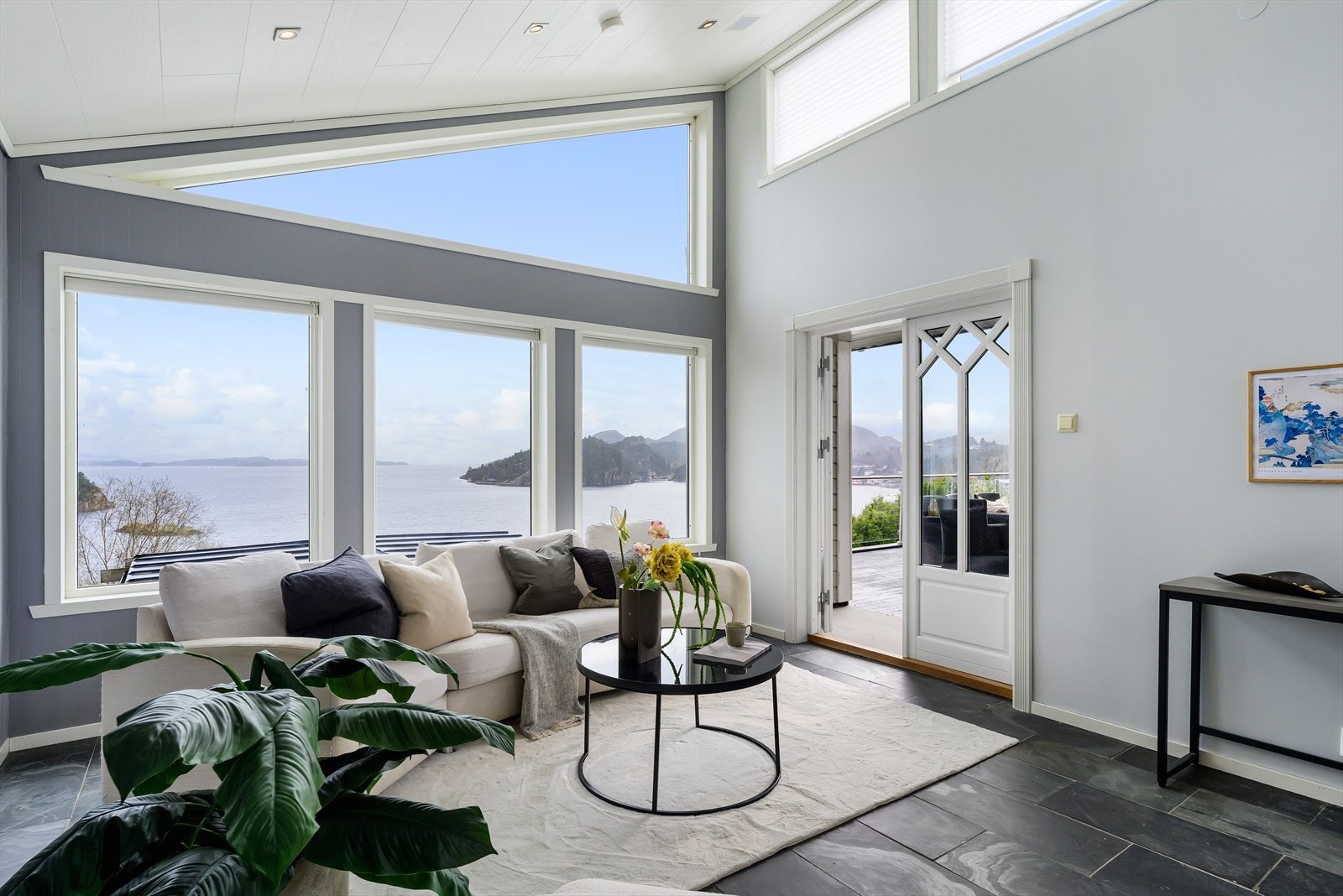 Direkte utgang til uteområde via dobbeldør med glassfelt. Legg også merke til takhøyden og vindusflatene i rommet. Galleribilde