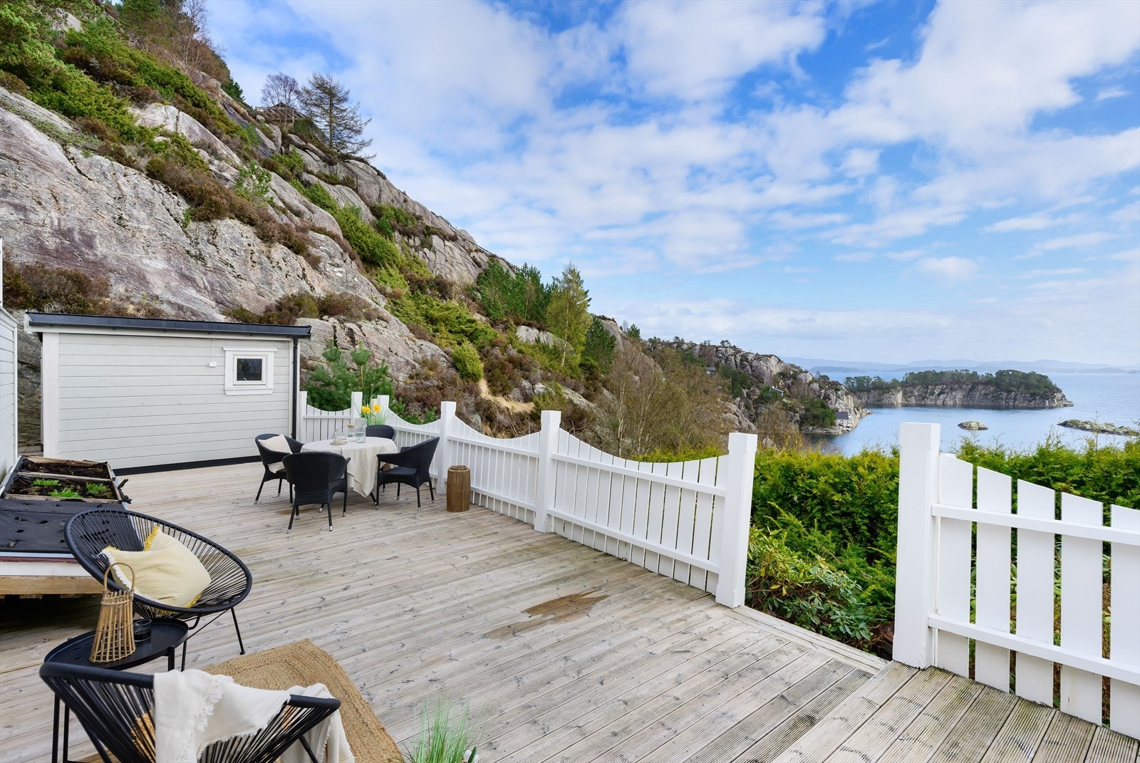 Fra eiendommen er det gangsti ned til medfølgende sjøtomt Galleribilde