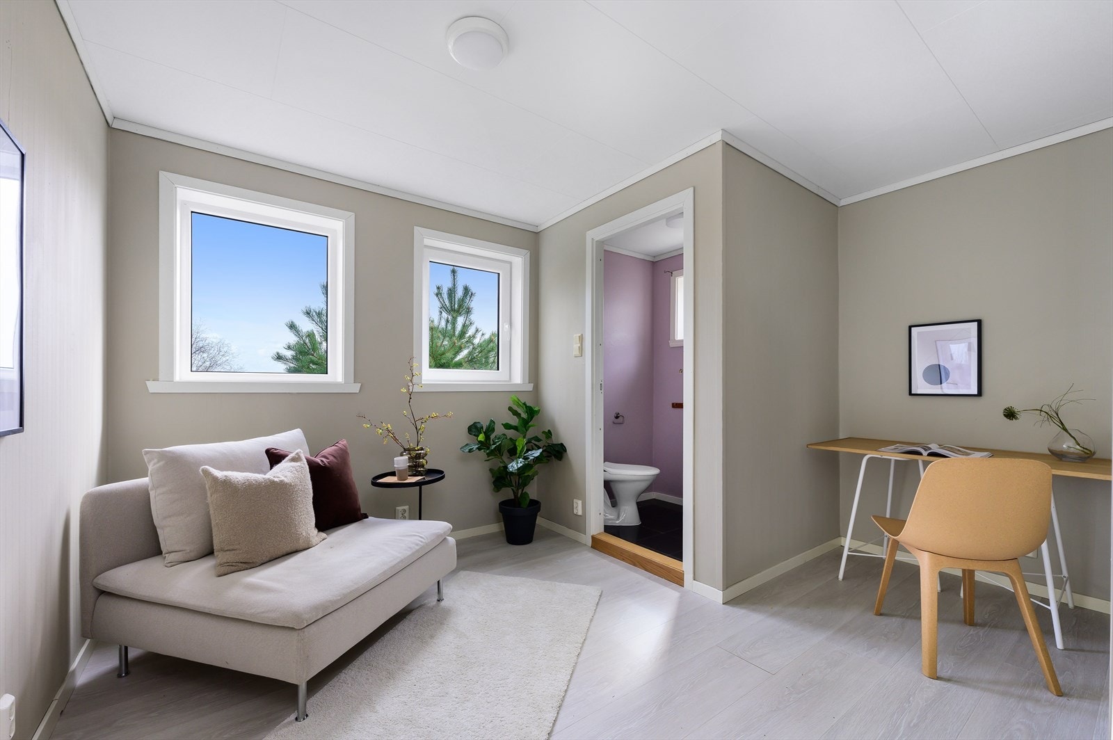 Nymalt i 2025. Kontoret ble oppført for å kunne bruke som hjemmekontor under pandemien. Galleribilde