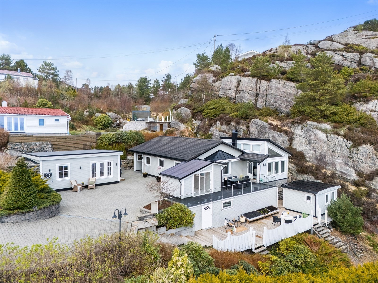 Fantastisk fritidseiendom med romslig hytte, anneks, utestue, separat kontor/bod og utebod Galleribilde