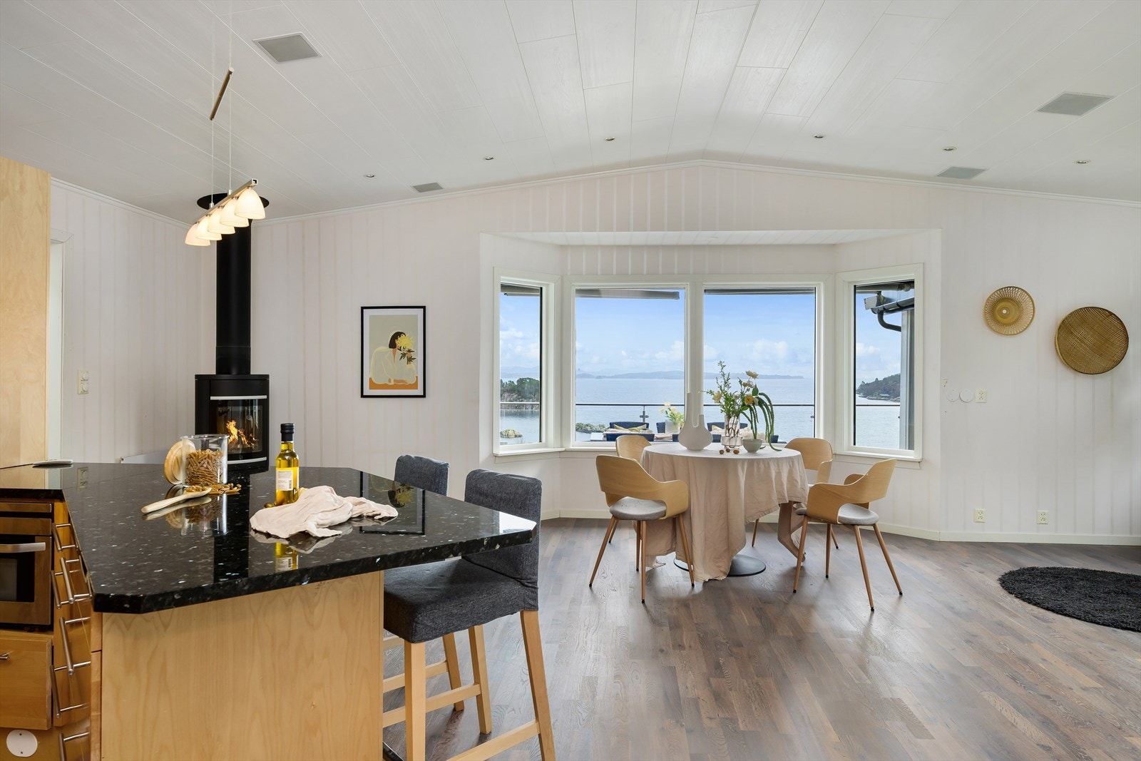 Legg merke til takhøyden som bidrar til at rommet føles ekstra luftig Galleribilde