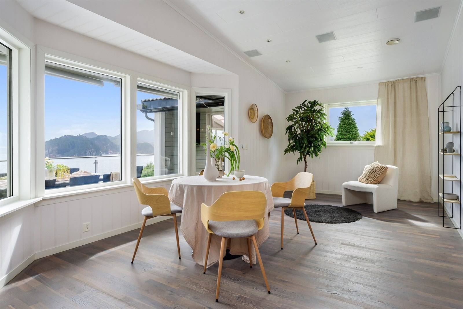 Romslig stue med åpen løsning mot kjøkken. Galleribilde