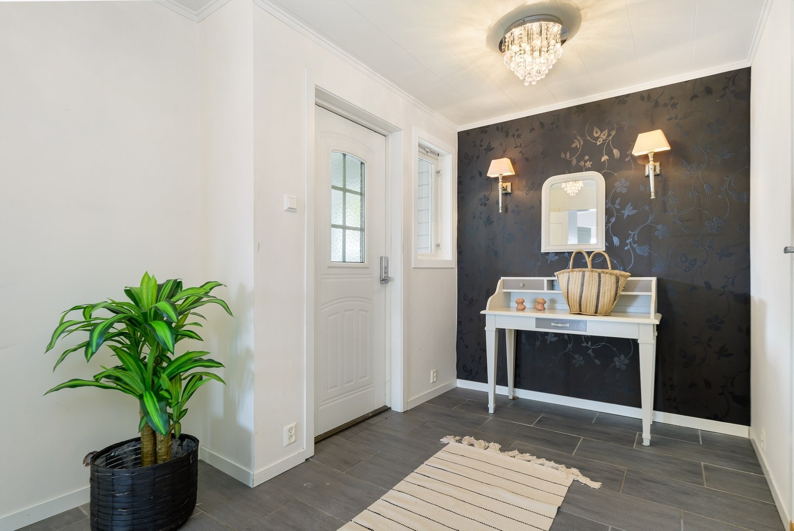 Velkommen inn. Lunt og behagelig førsteinntrykk med varme under flislagt gulv Galleribilde