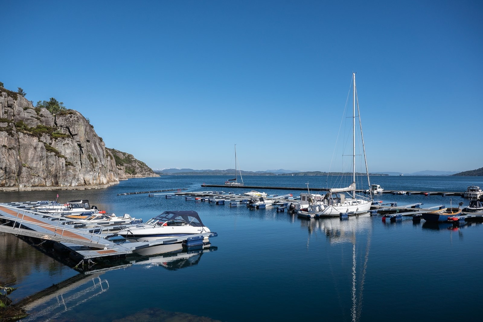 Mulighet for å kjøpe med båtplass i marina på Haganes. Stor plass med plass til båt på ca. 2,5 meter bredde. Galleribilde