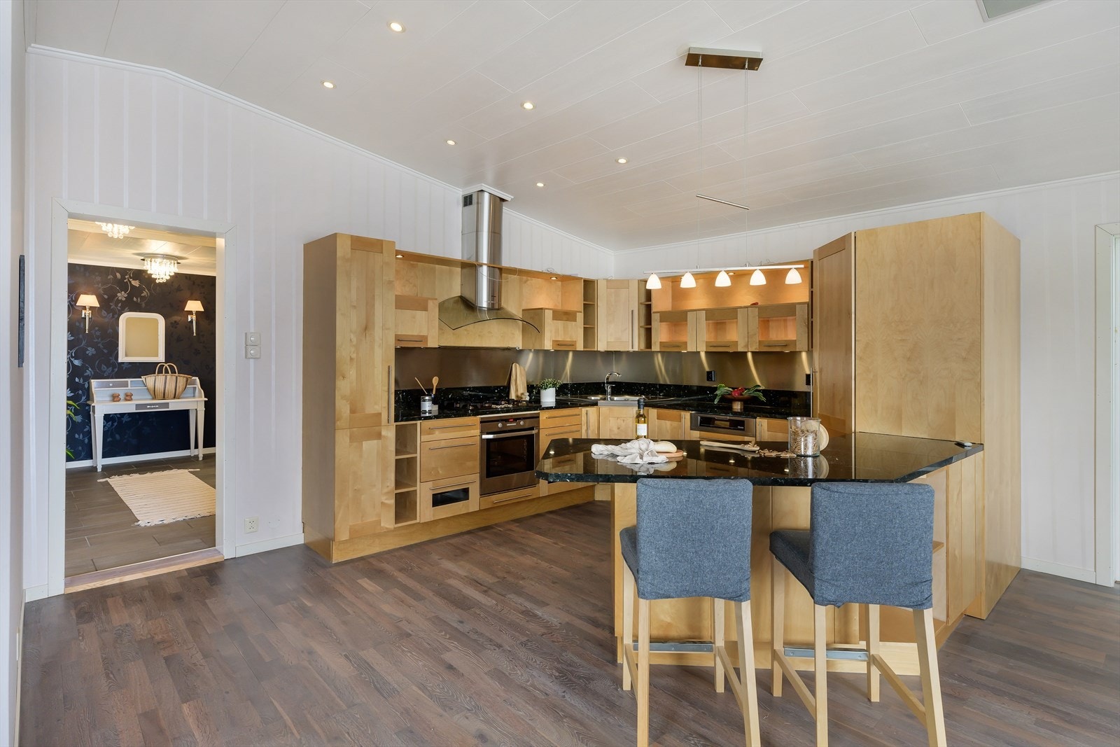 Skal du ha selskap eller tilbringe en del tid på hytten, er det ikke noe problem med mye kjølevarer. Kjølehjørnet rommer mye! Galleribilde