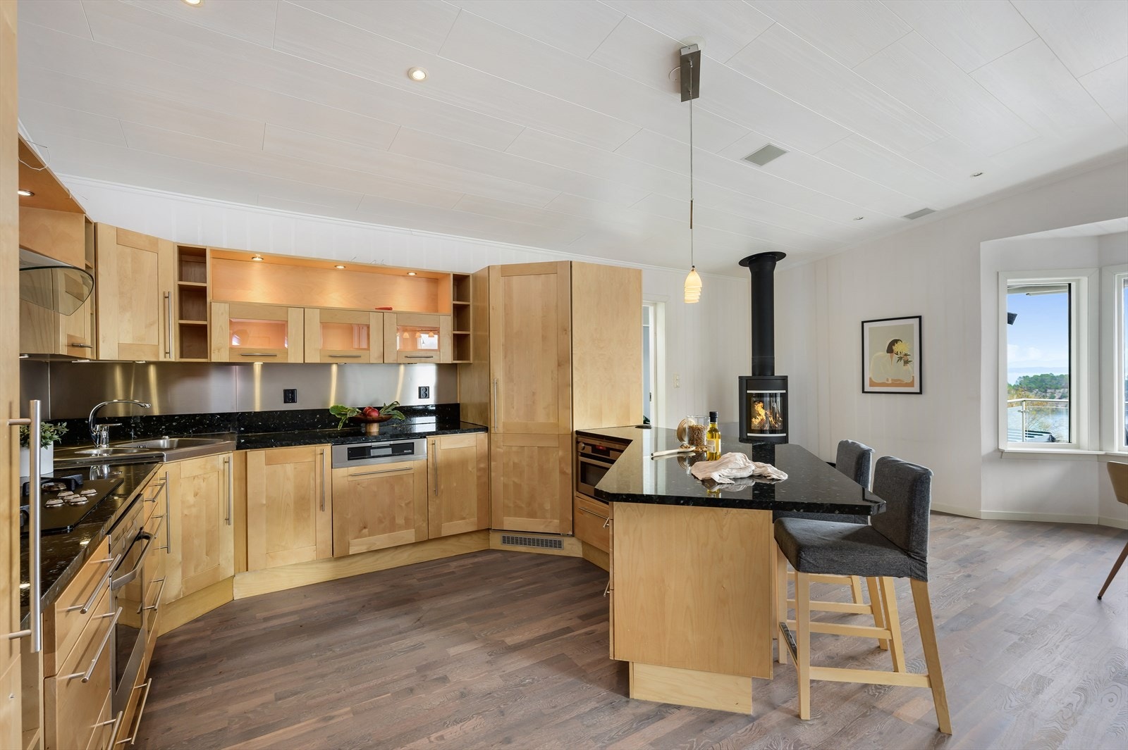 Ny peisovn og stålpipe i 2020. Pent plassert i rommet, og varmer godt Galleribilde