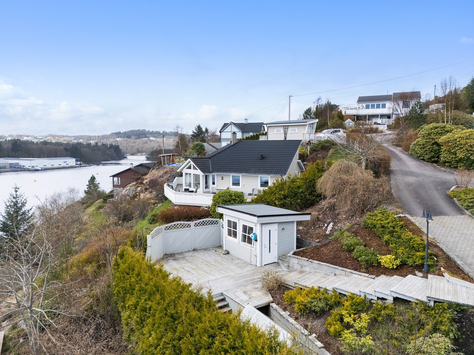 Eksern bod med god lagringsplass. Også her er det lagt treterrasse og bygget trapp til adkomst Galleribilde