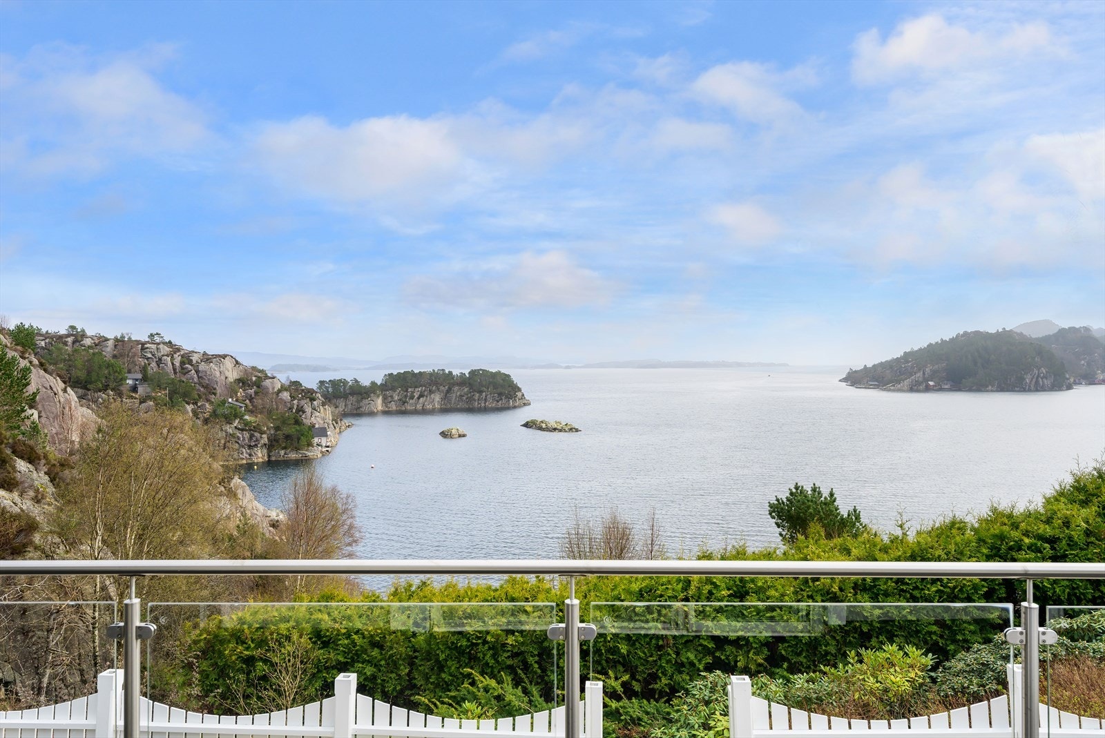 Uteområdet er flott opparbeidet og forseggjort med flere treterrasser, trapper og beplantning. Her er altså flere steder en kan nyte utsikten i ro og mak. Galleribilde