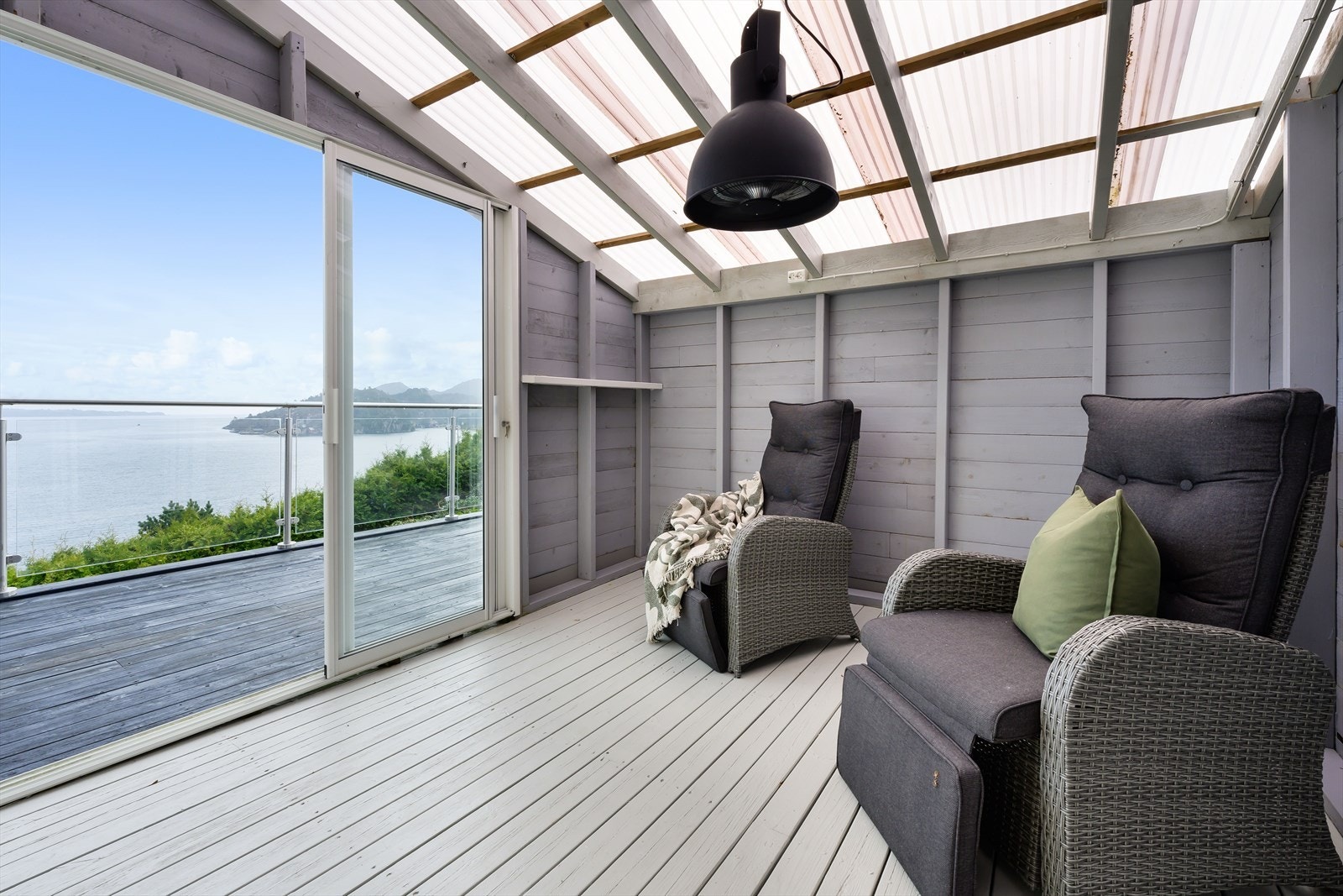 Utestue med plass for utemøblering Galleribilde