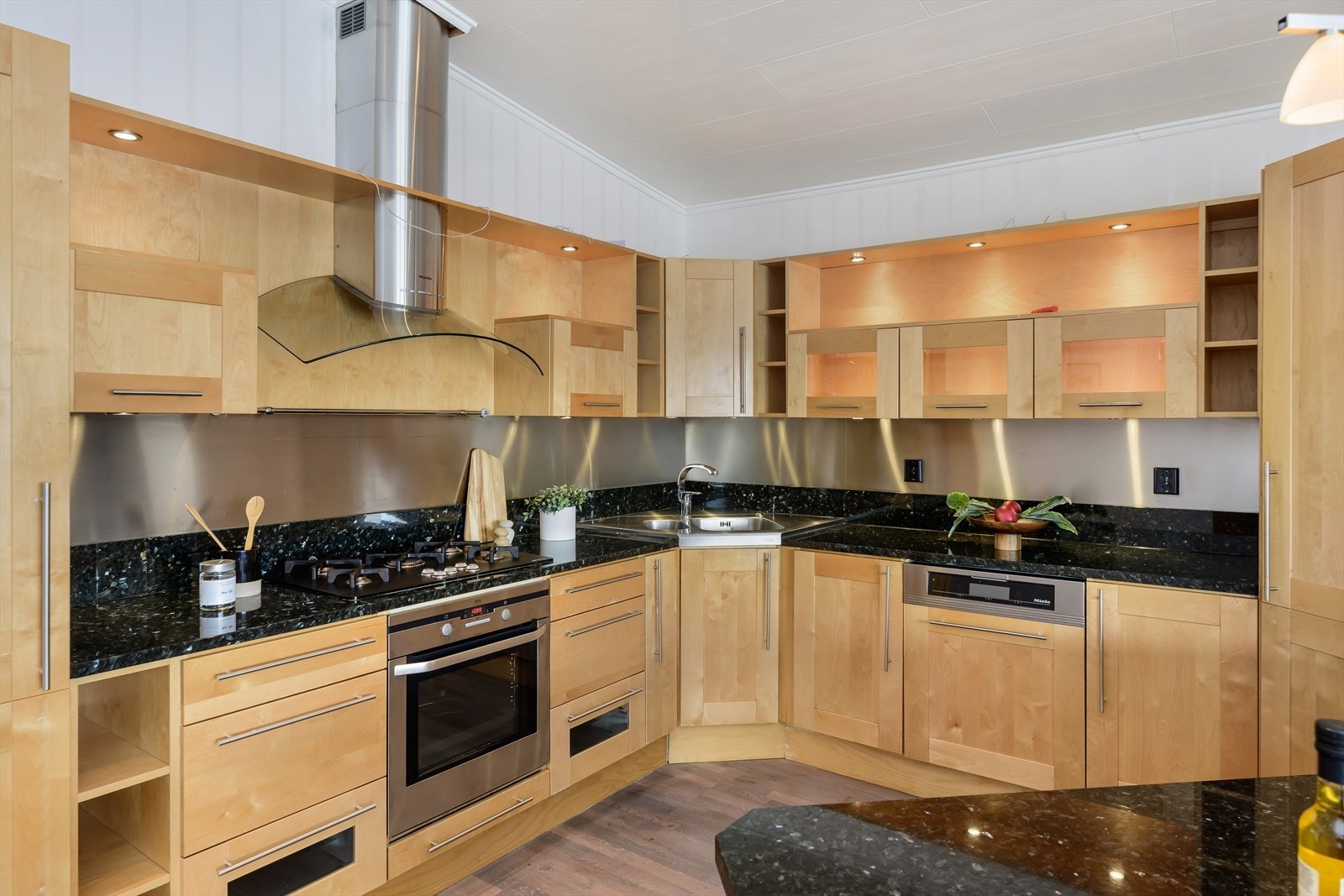 Benkeplate i stein Galleribilde