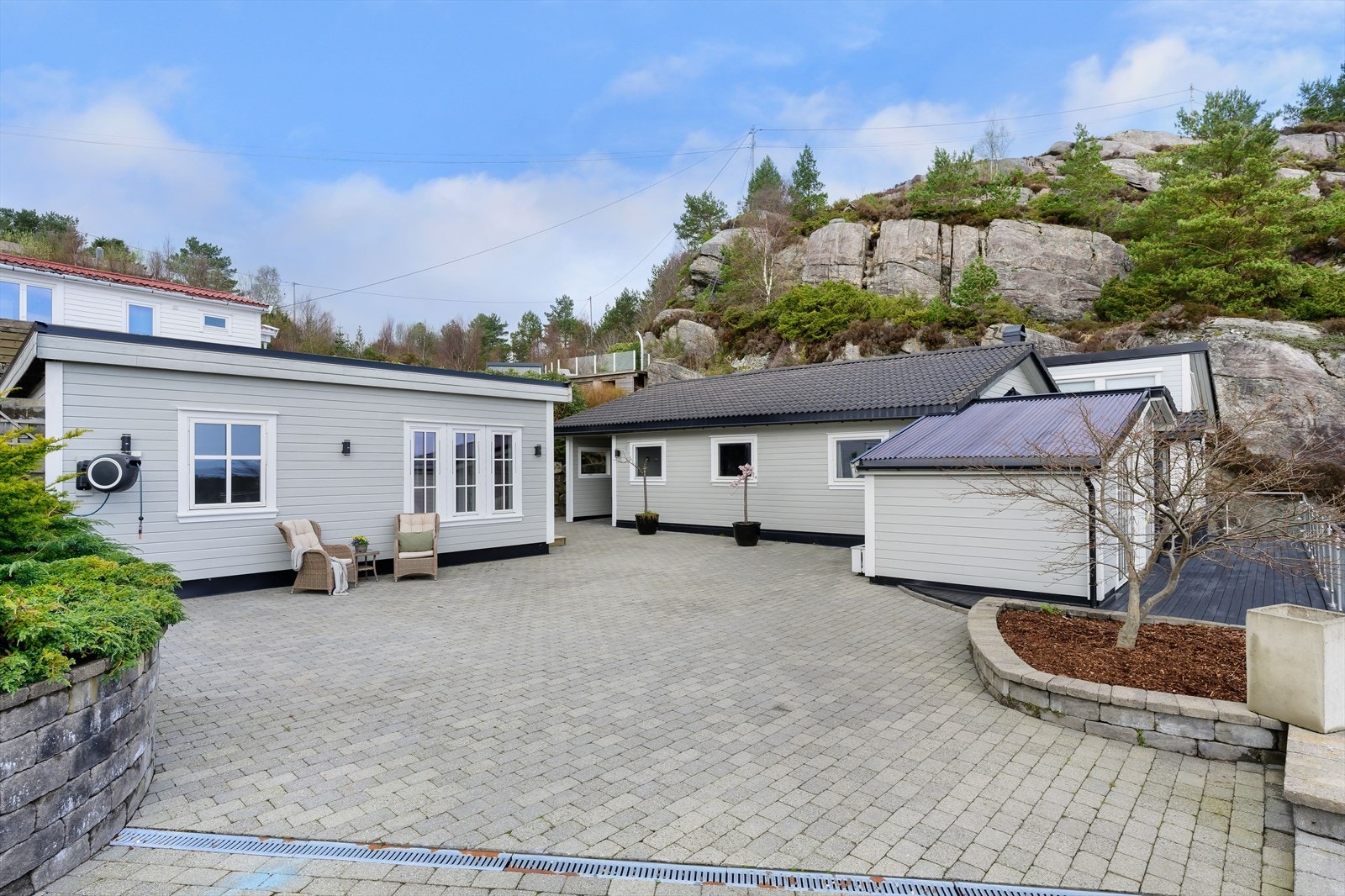 Eiendommen er særdeles flott opparbeidet med belegningsstein, beplantning og fine uteplasser Galleribilde