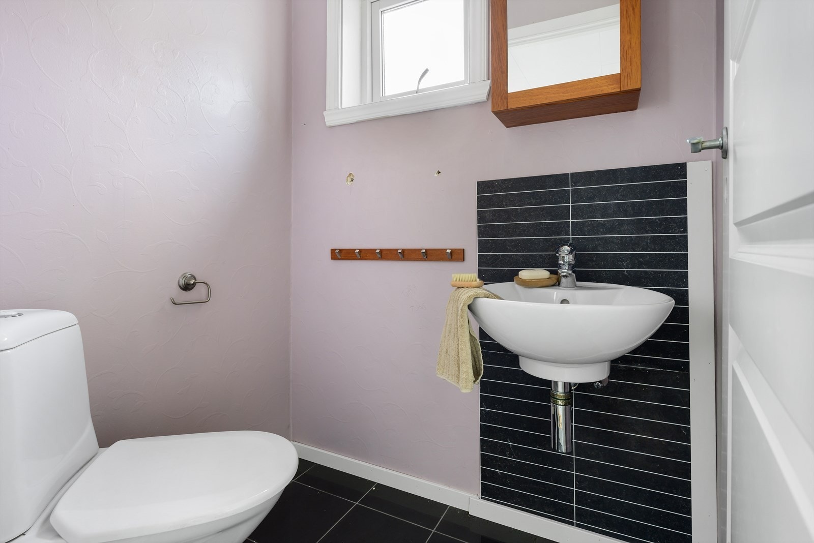 Toalettrom i kontorbygning Galleribilde