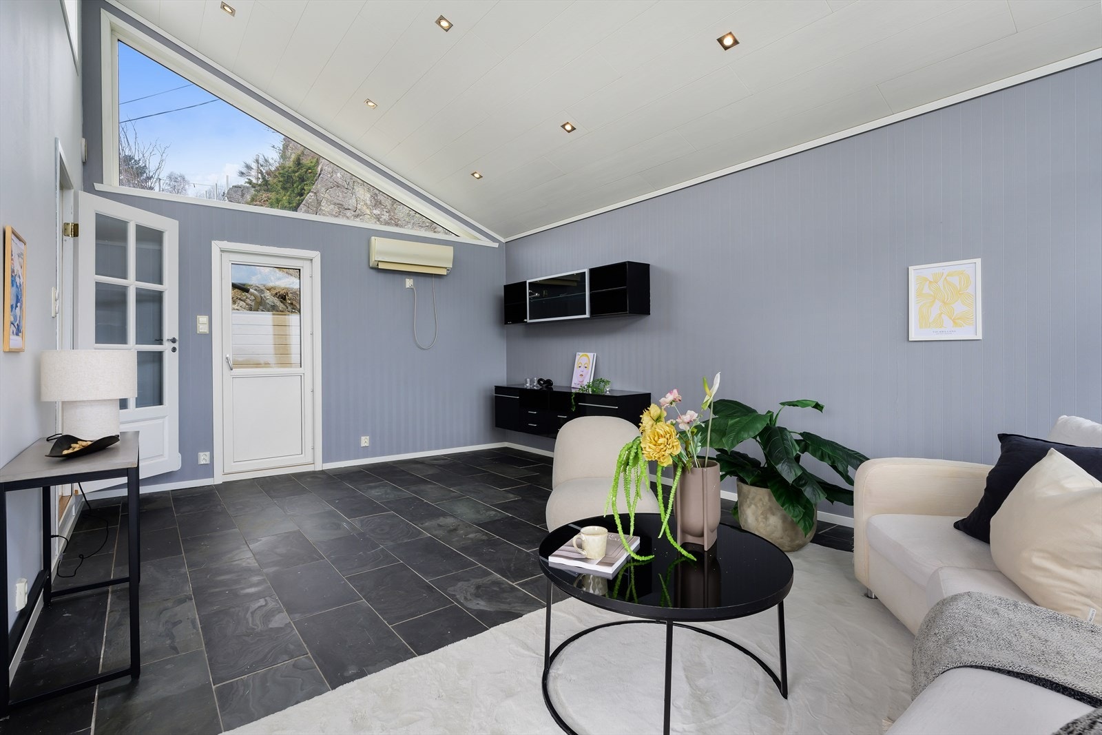 Oppvarming fra varmepumpe, i tillegg til varme under flislagt gulv. Galleribilde