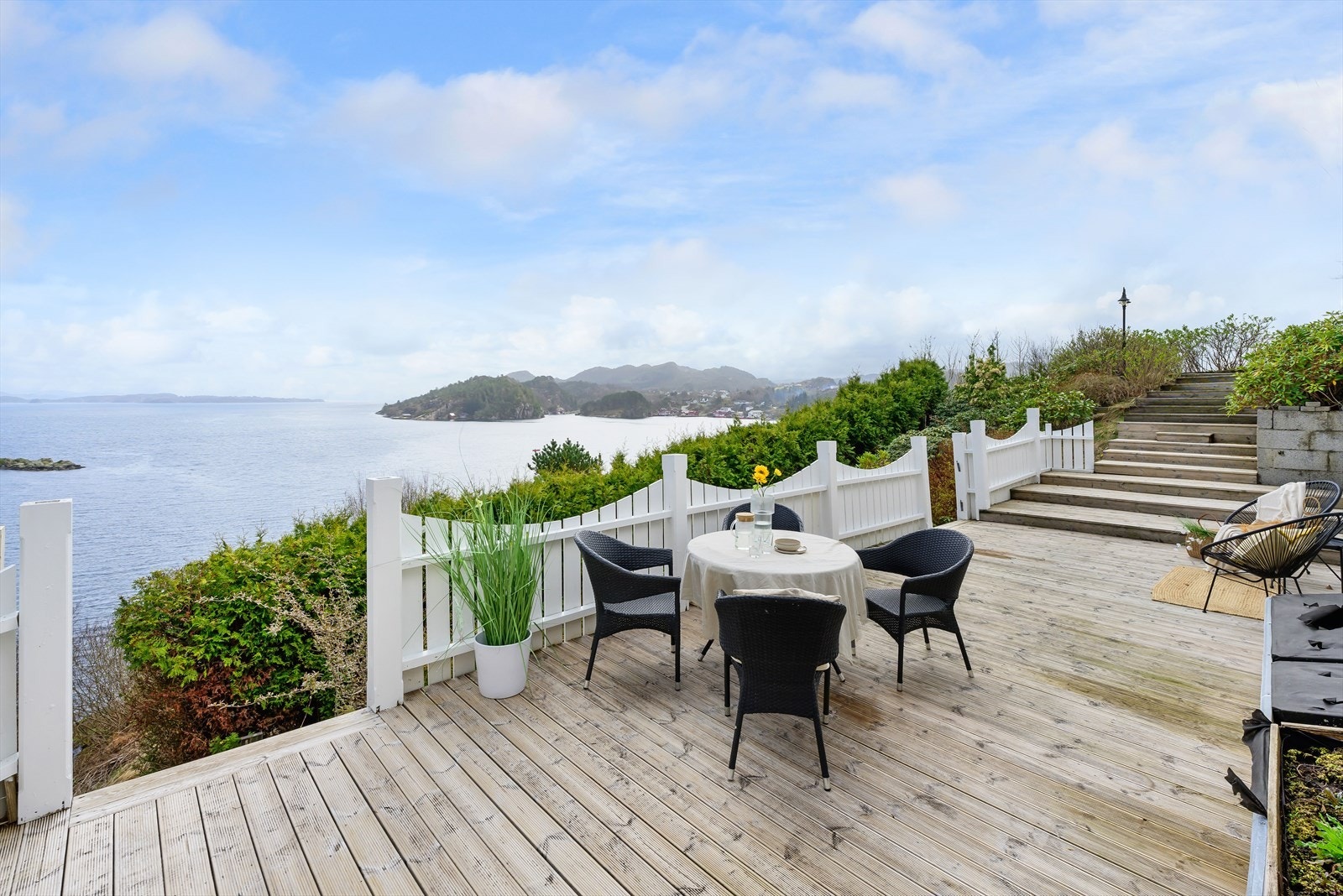 Flere uteplasser, vendt mot sjøen. Nyt en helt usjenert og rolig beliggenhet. Galleribilde