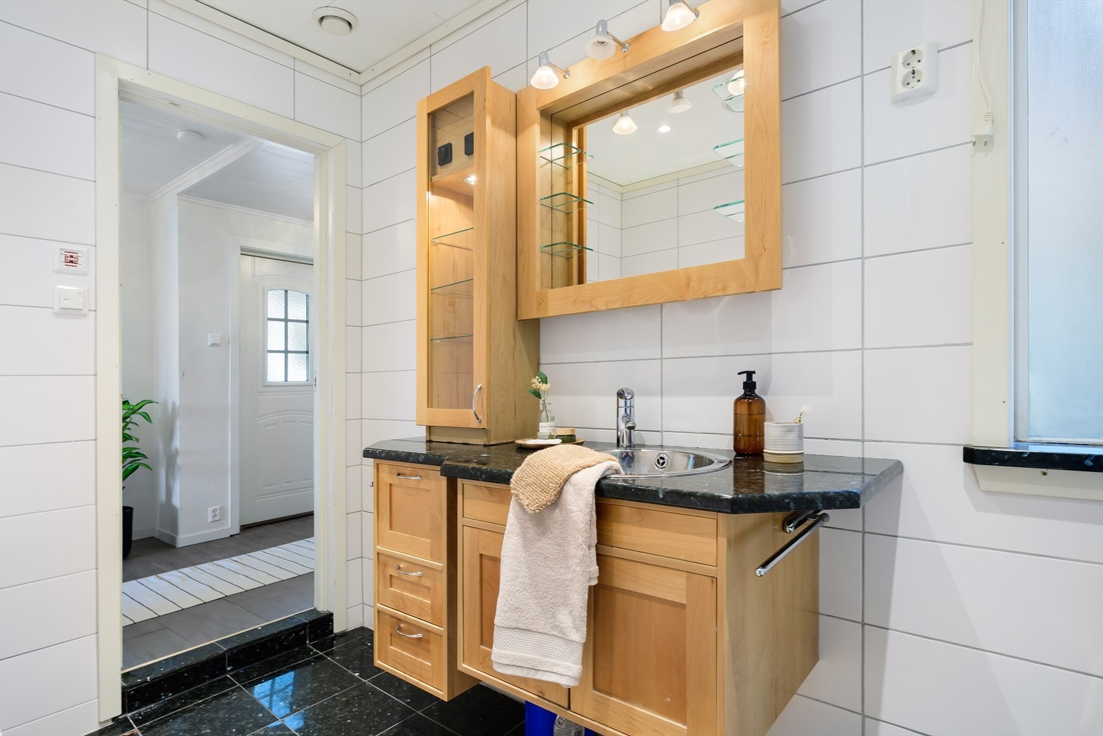 Legg merke til benkeplate og plate i vinduspost som er i samme utførelse som benkeplaten i stein på kjøkkenet Galleribilde