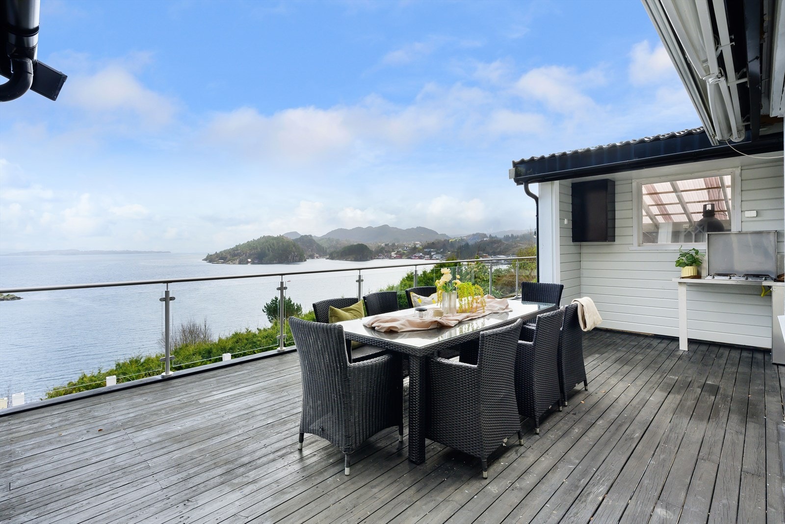 Det er også etablert et enkelt utekjøkken ute hvor du kan koble til gasstank. Galleribilde