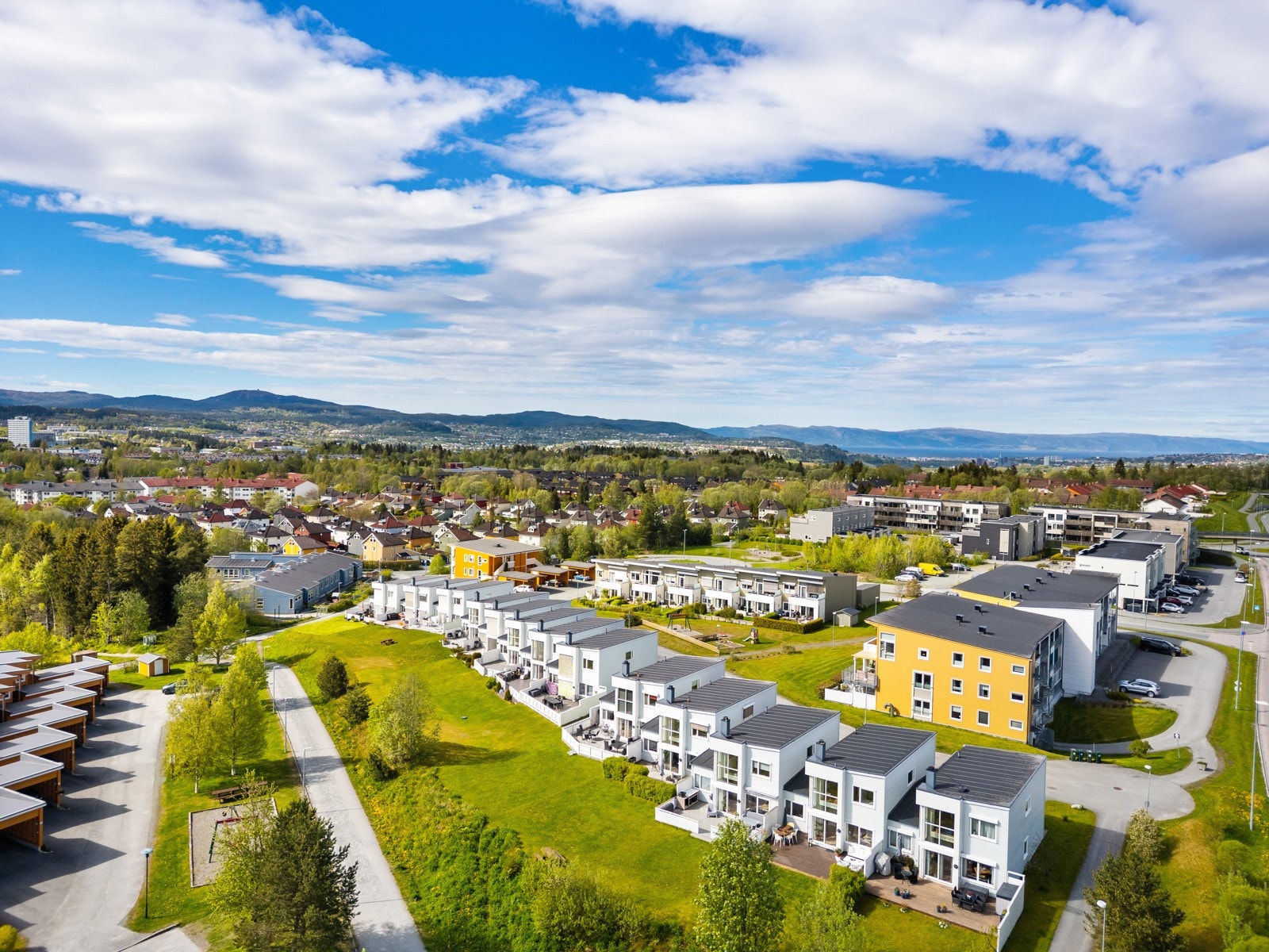 Boligen befinner seg i sentrale og barnevennlige omgivelser, omkranset av grønne hager, trygge internveier og lekeplasser. En perfekt beliggenhet for barnefamilien som ønsker å bo sentralt til med gangavstand til barnehager og skole. Galleribilde
