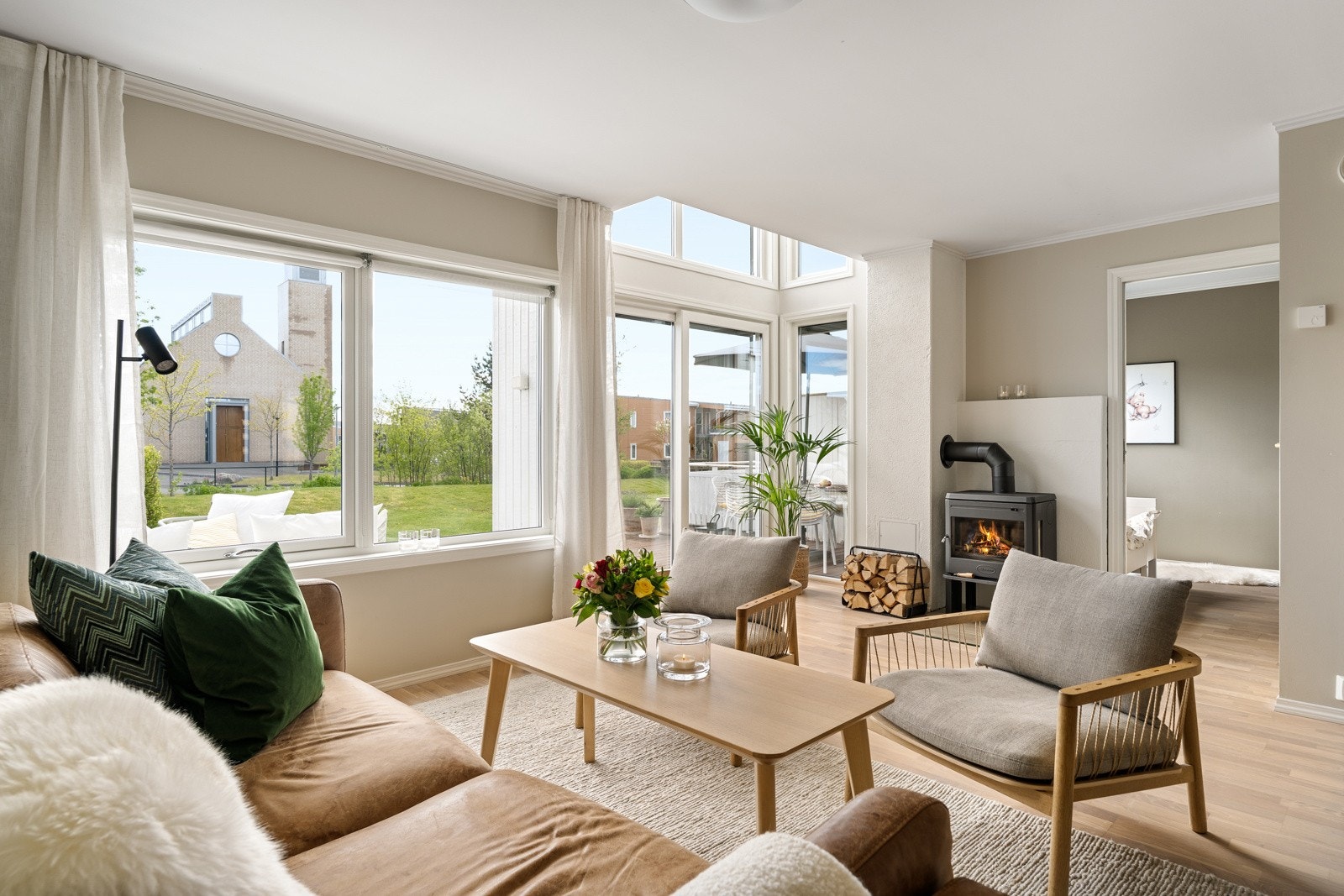 Boligen blir oppvarmet ved hjelp av vannbåren gulvvarme i hele første etasje, samt varme på gulv på begge bad og for de ekstra kalde vinterdagene kan man fyre i vedovnen. Galleribilde