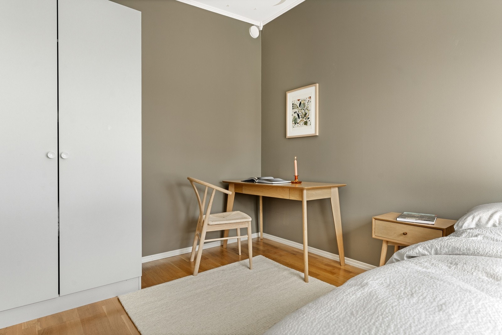 Her er det god plass til en dobbeltseng, uten at det går på bekostning av oppbevaringsplass eller arbeidsplass. Galleribilde