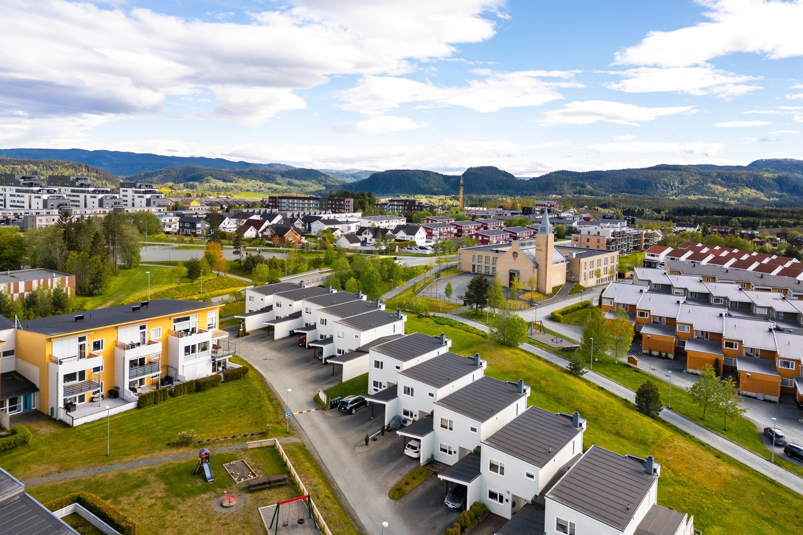 Her i Klostertunet boligfelt bor man enkelt og godt. Boligene er tilknyttet Klostertunet velforening som står for brøyting og strøing, og vedlikehold av fellesareal. Galleribilde