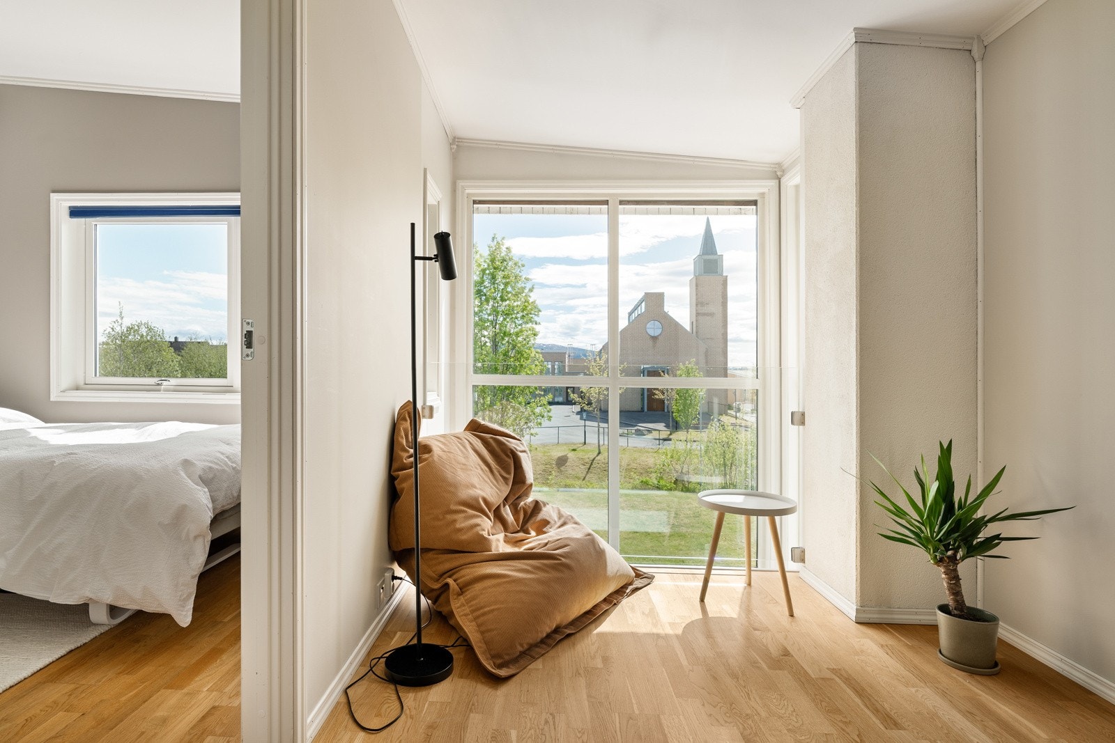 Etter å ha tatt trappen opp til boligens andre etasje, blir man møtt av en åpen og romslig gang med god takhøyde. Her er det og mulig å plassere en kontorpult om man ønsker et hjemmekontor. Galleribilde