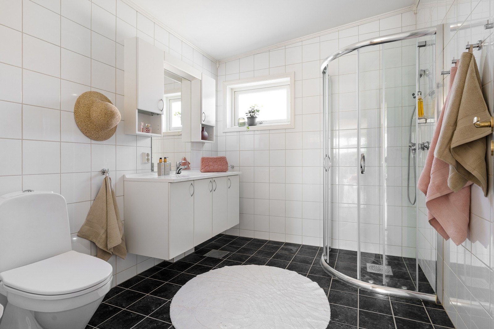 Badet i andre etasje er 6 kvm og er ustyrt med varmekabler i gulv. Galleribilde