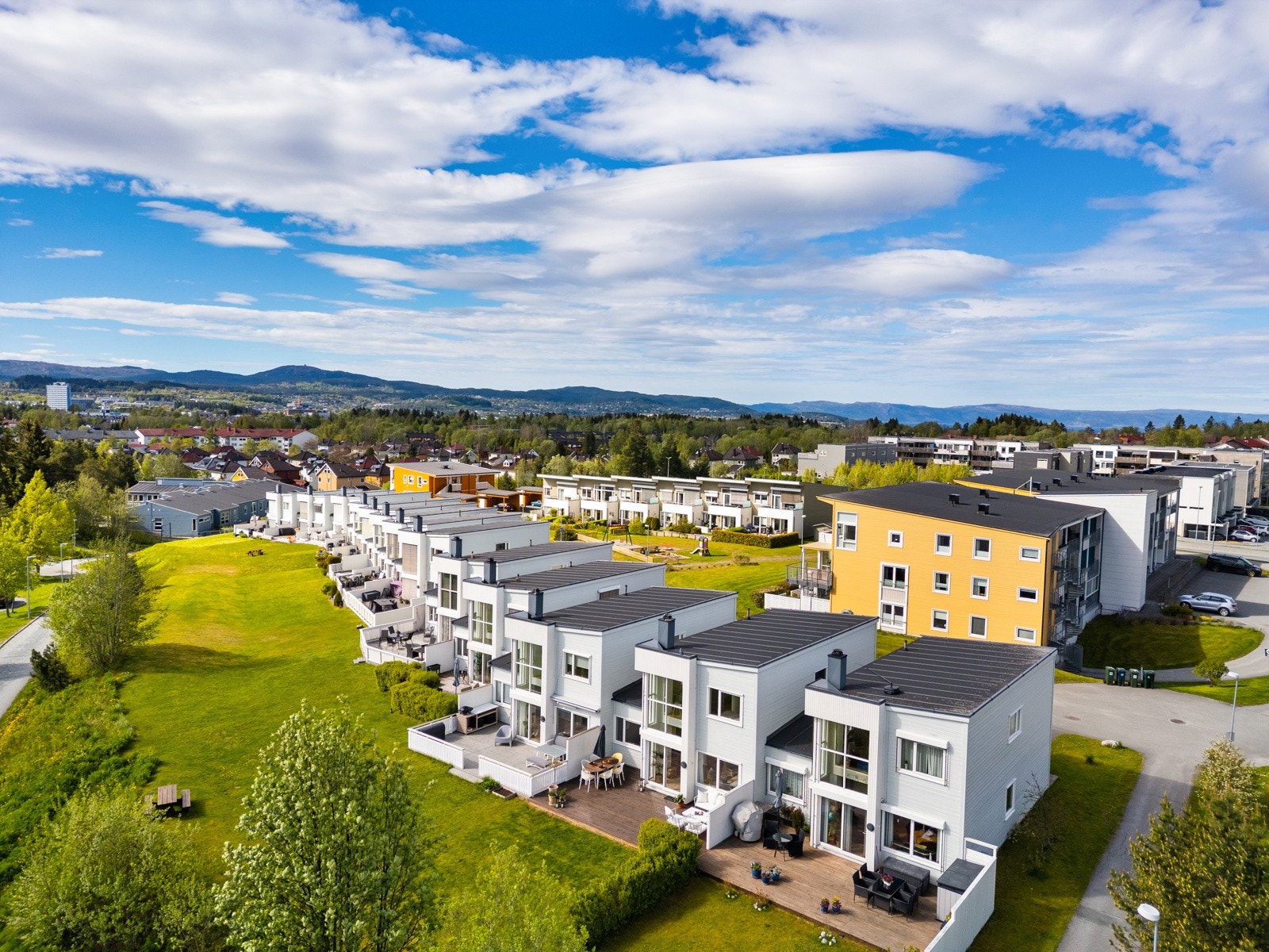 Boligen tilhører Klosterbrinken borettslag og ligger som nummer to i rekka fra høyre. Galleribilde