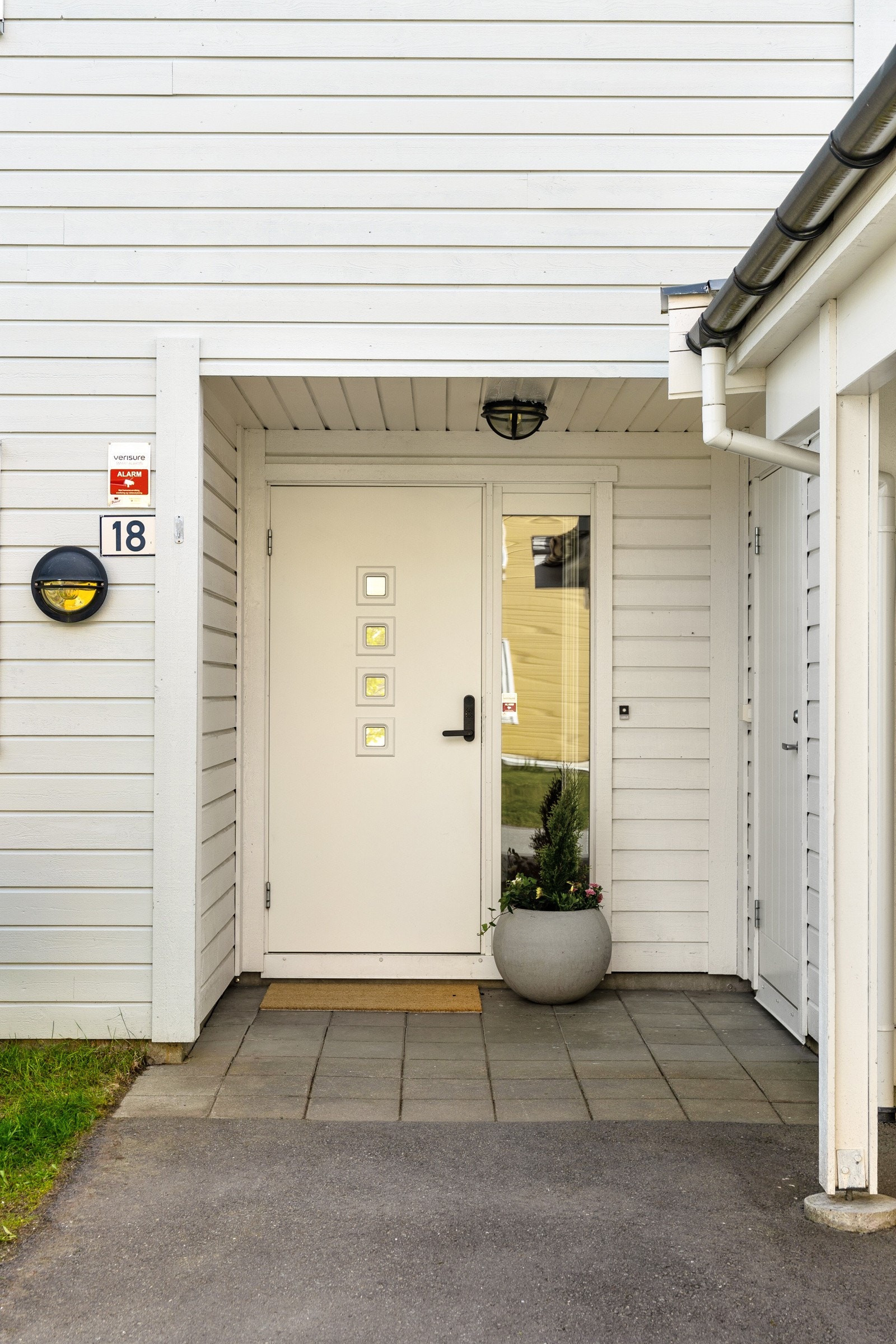 I tilknytningen til carport har man og tilgang på en utvendig sportsbod. La oss nå ta en tur inn i boligen. Galleribilde