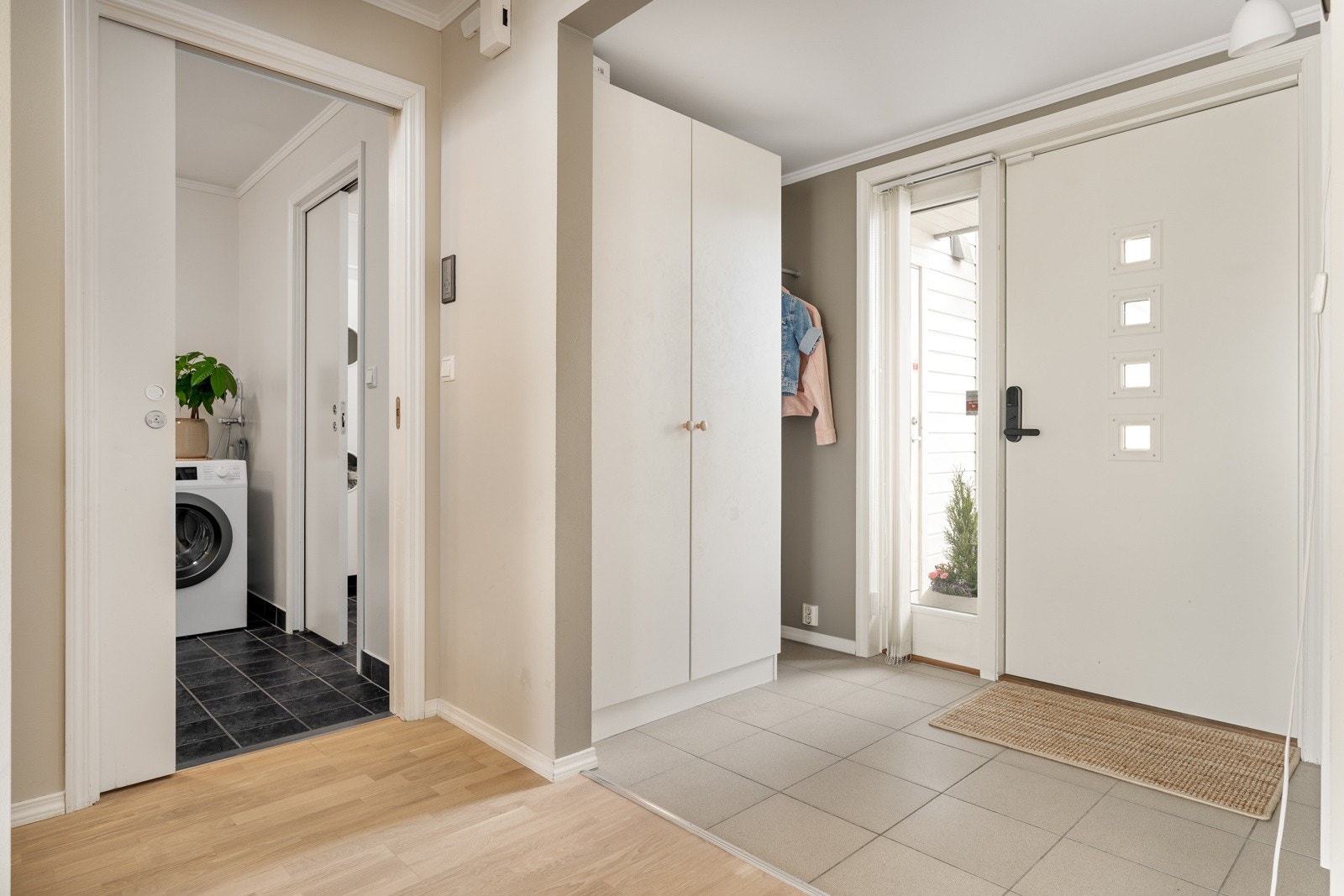Inn døren blir man møtt av en romslig og stor gang med flislagt gulv, gode oppbevaringsmuligheter og om det ikke er tilstrekkelig har man alltids et ekstra rom i tilknytning til badet. Galleribilde