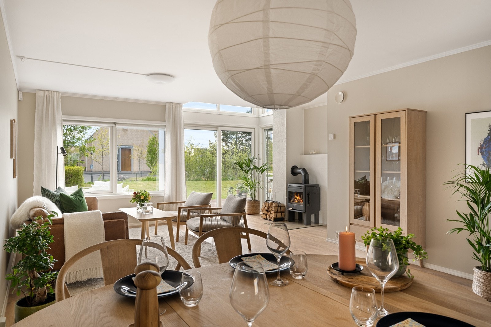 Koselig spiseplass med mulighet for å utvide spisebordet og tilpasse det til et større middagsselskap. Galleribilde